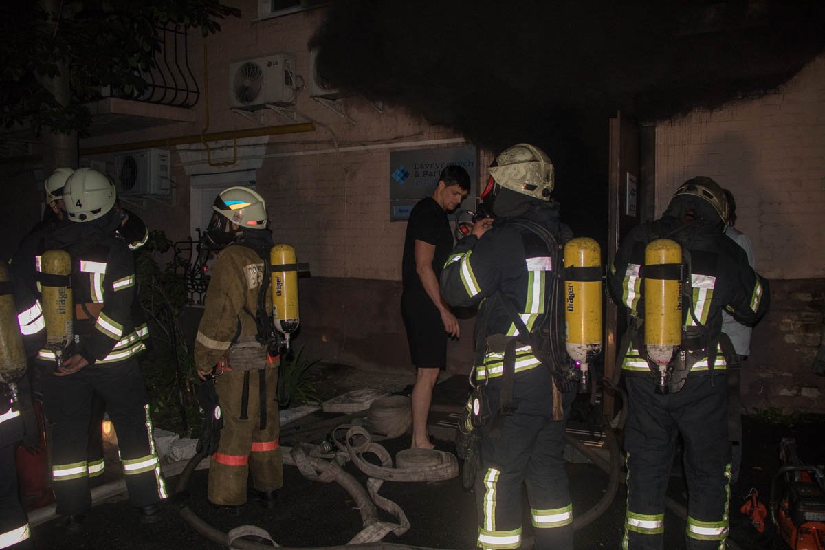 На месте работало 10 единиц основной и специальной техники