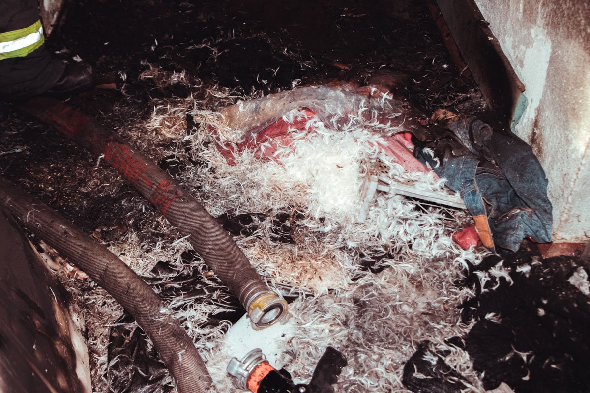 Сложность во время тушения представлял хлам, которым полностью завалена квартира