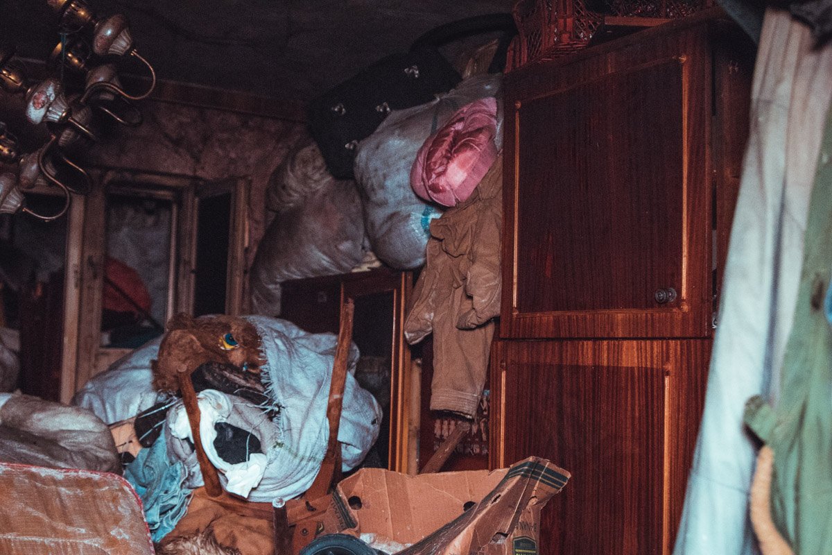 Квартира была захламлена разным мусором, так как жительница страдала синдромом Плюшкина