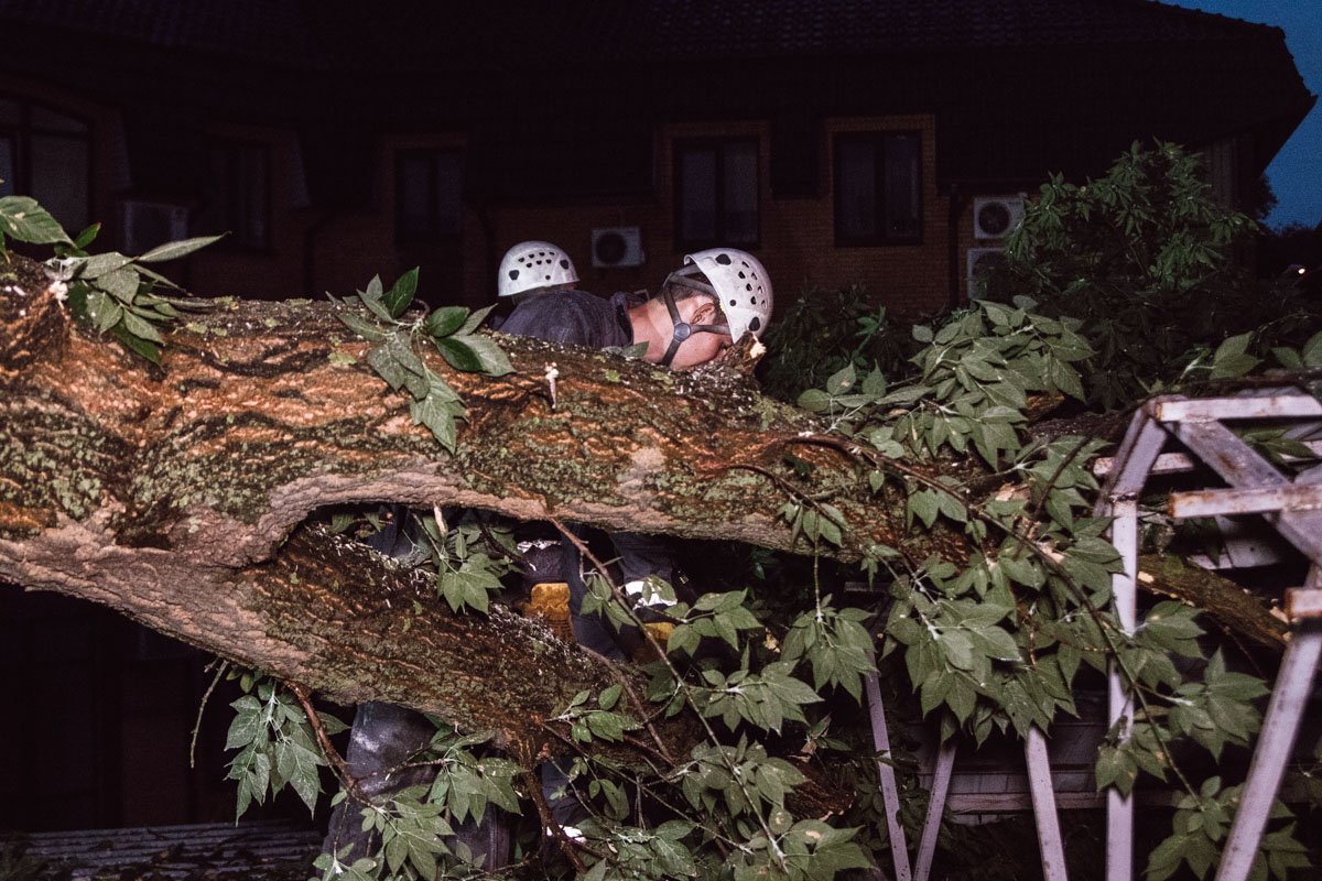 На место прибыла спасательная служба КАРС для ликвидации последствий непогоды