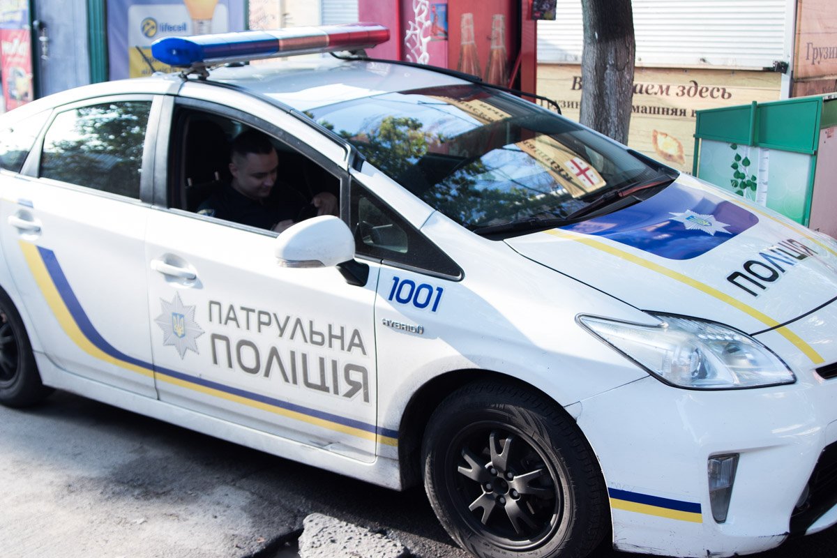 По словам полицейских, умершего заметили прохожие и вызвали скорую