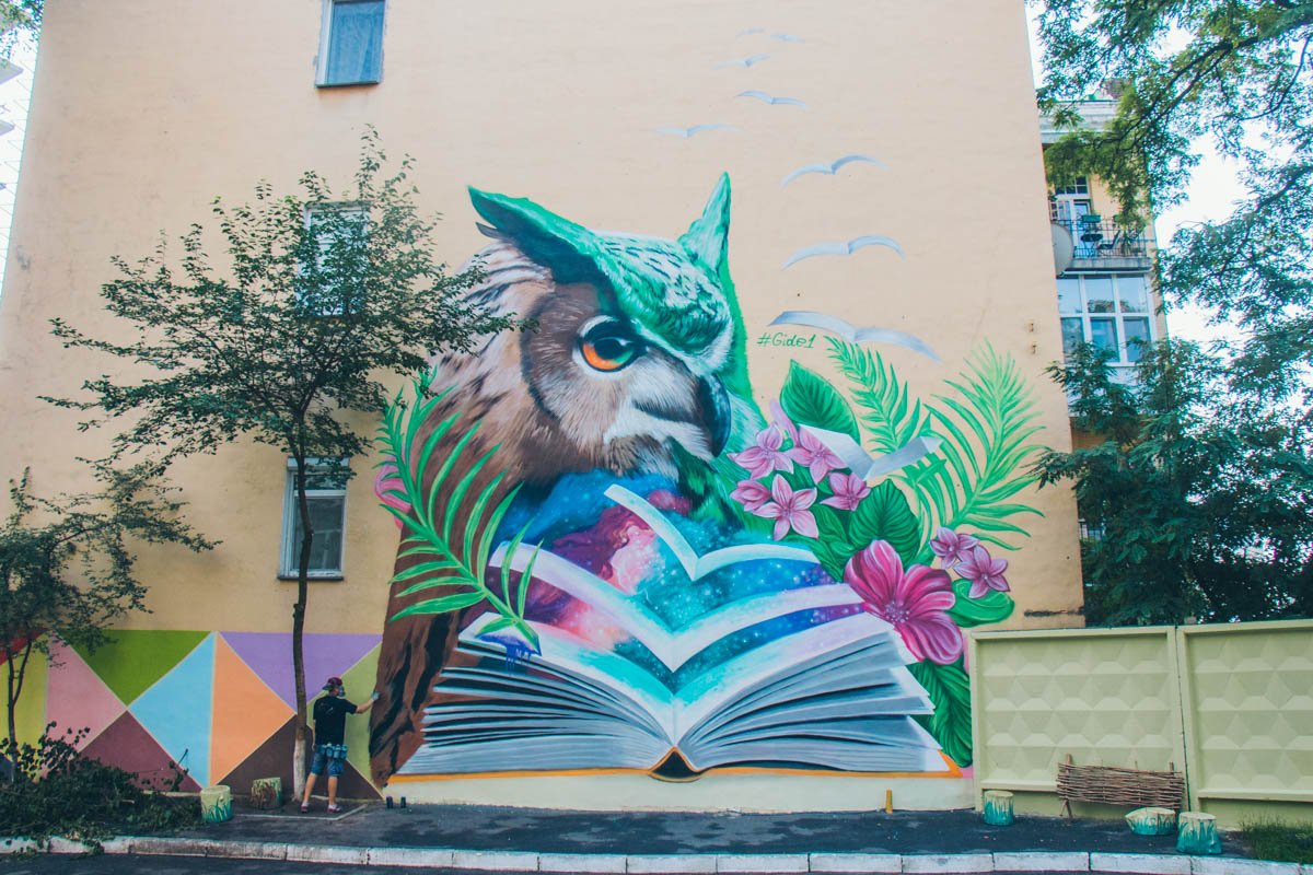 На стенах домов появляются сказочные персонажи и цветные граффити На стенах домов появляются сказочные персонажи и цветные граффити