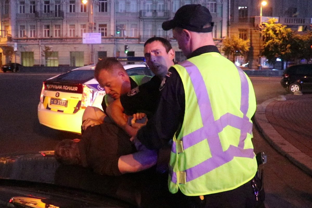 25 июля на улице Бассейной, 2 полиция остановила машину, которая высадила пассажиров в неположенном месте