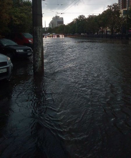 Из-за потопа движение авто затруднено
