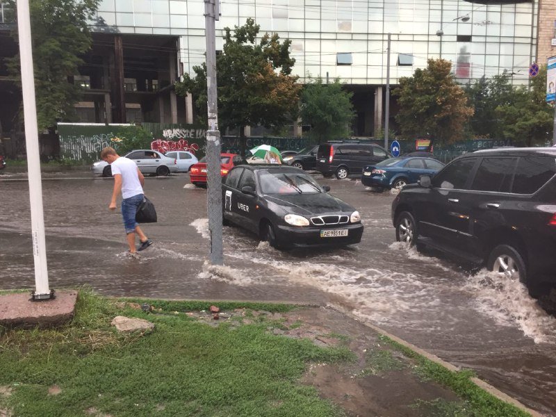 Затопило проезжую часть и тротуары
