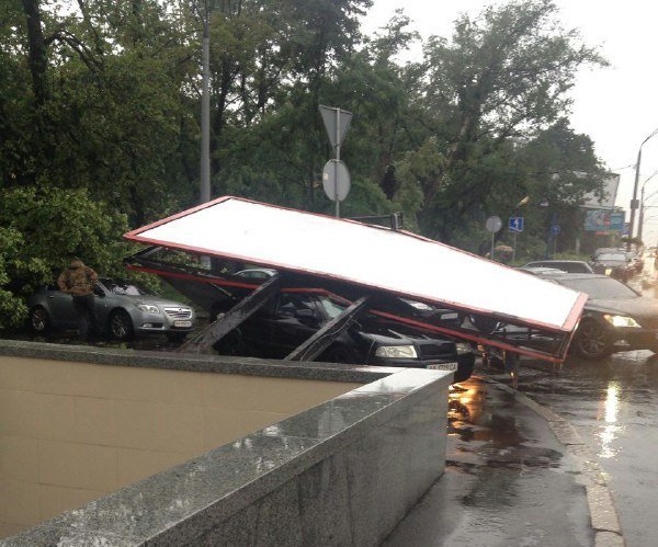на проспекте Победы на автомобиль свалился рекламный щит