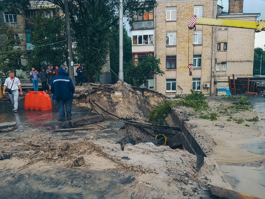 На Куреневке рухнул Кирилловский путепровод На Куреневке рухнул Кирилловский путепровод