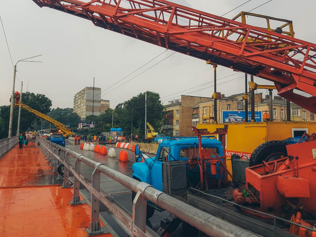 Судя по всему, дождь размыл грунт и мост рухнул Судя по всему, дождь размыл грунт и мост рухнул