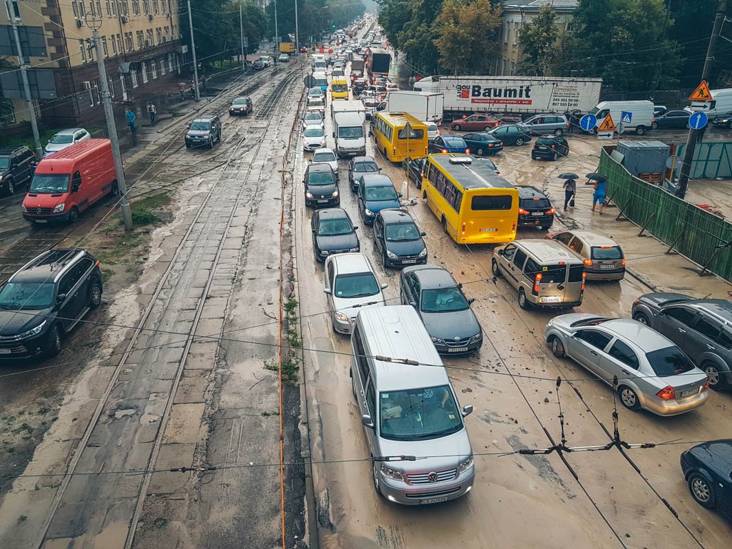 Из-за обвала насыпи возникли трудности с движением транспорта Из-за обвала насыпи возникли трудности с движением транспорта