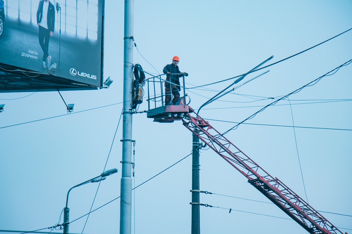 Коммунальщики ликвидируют последствия аварии Коммунальщики ликвидируют последствия аварии