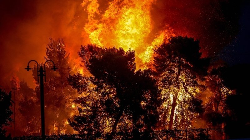 Лесные пожары в Греции охватили прибрежный район Мати на востоке страны