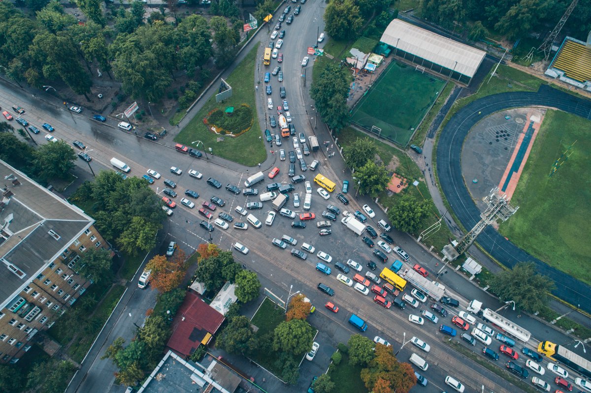 На пересечении улиц Елены Телиги и Кирилловской образовалась огромная пробка