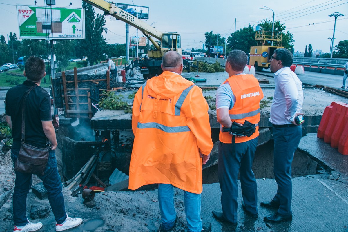 Коммунальные службы ликвидировали аварию с помощью спецтехники