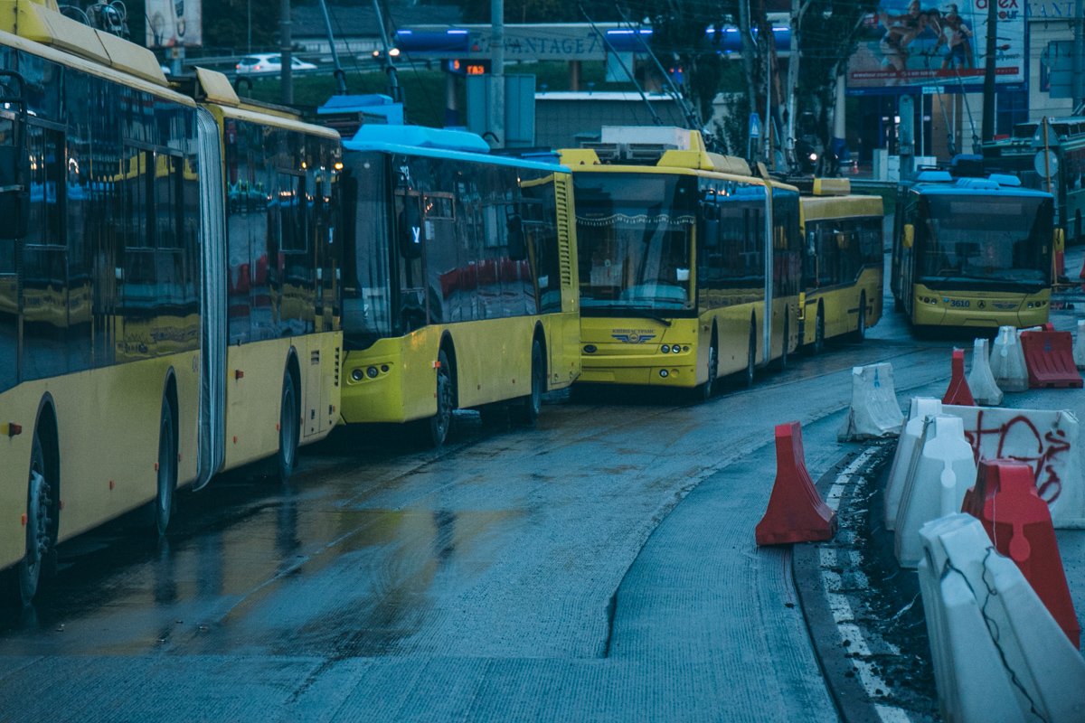 В пробке застрял и общественный транспорт 