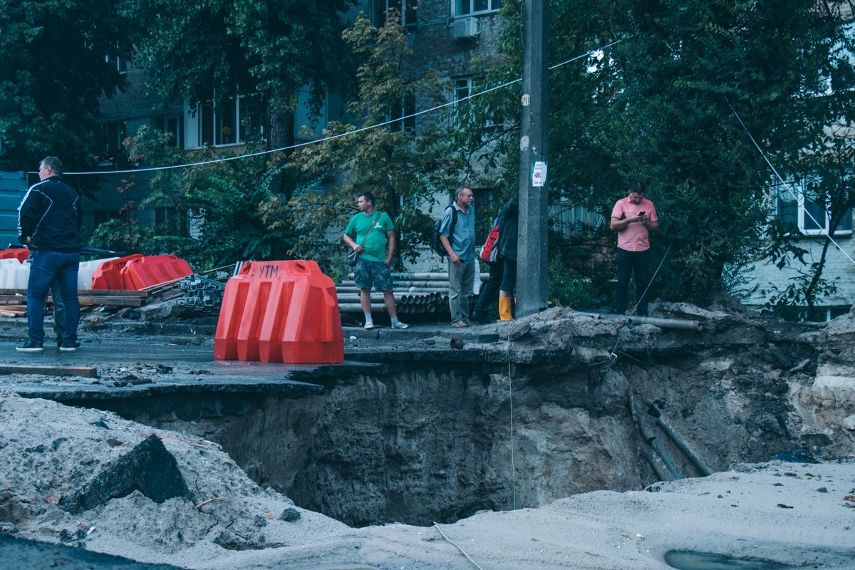 На месте аварии образовалась большая яма