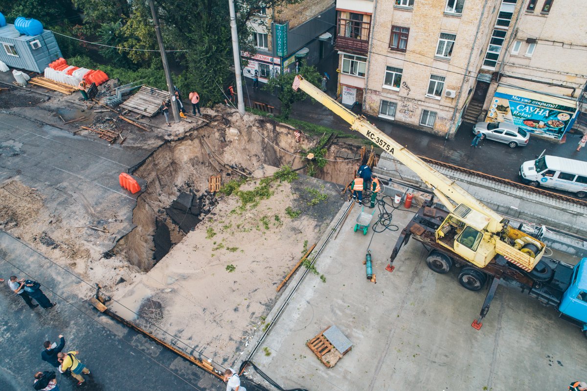Судя по всему, дождь размыл грунт и мост рухнул