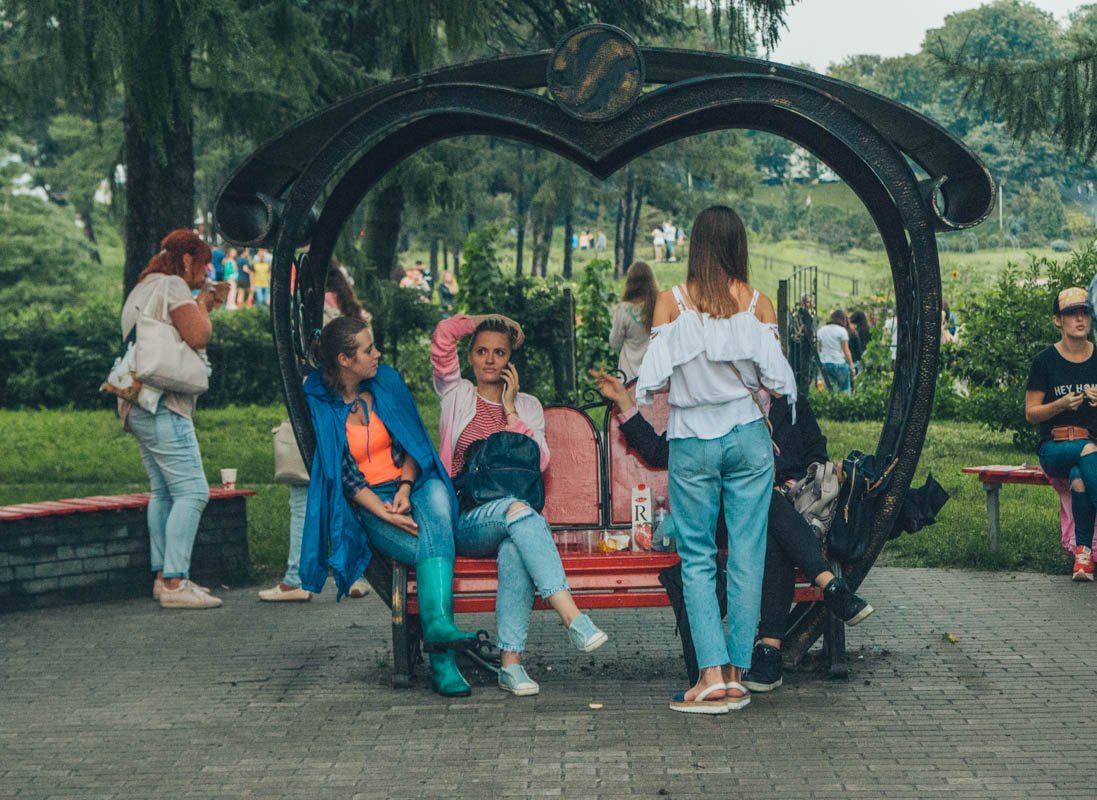 В непогоду, в дождевиках и резиновых сапогах - все ради любимого артиста