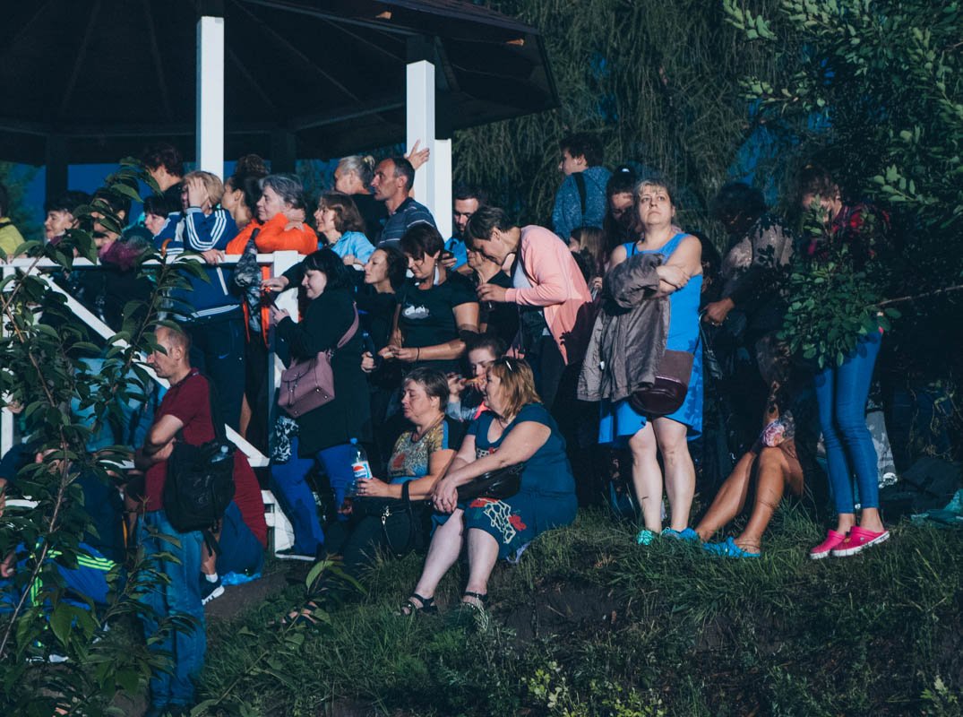 Многие пришли на пару часов раньше, чтобы занять удобное место 