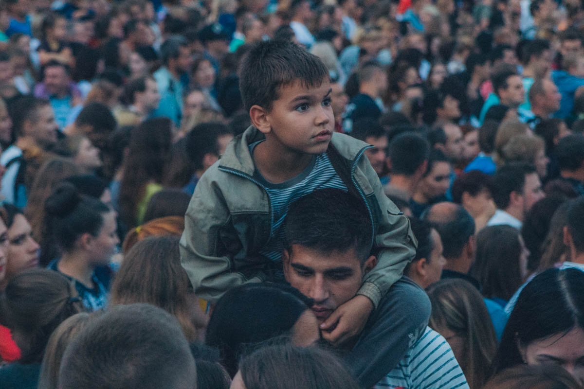В такой толпе терялись дети, об этом объявляли прямо со сцены
