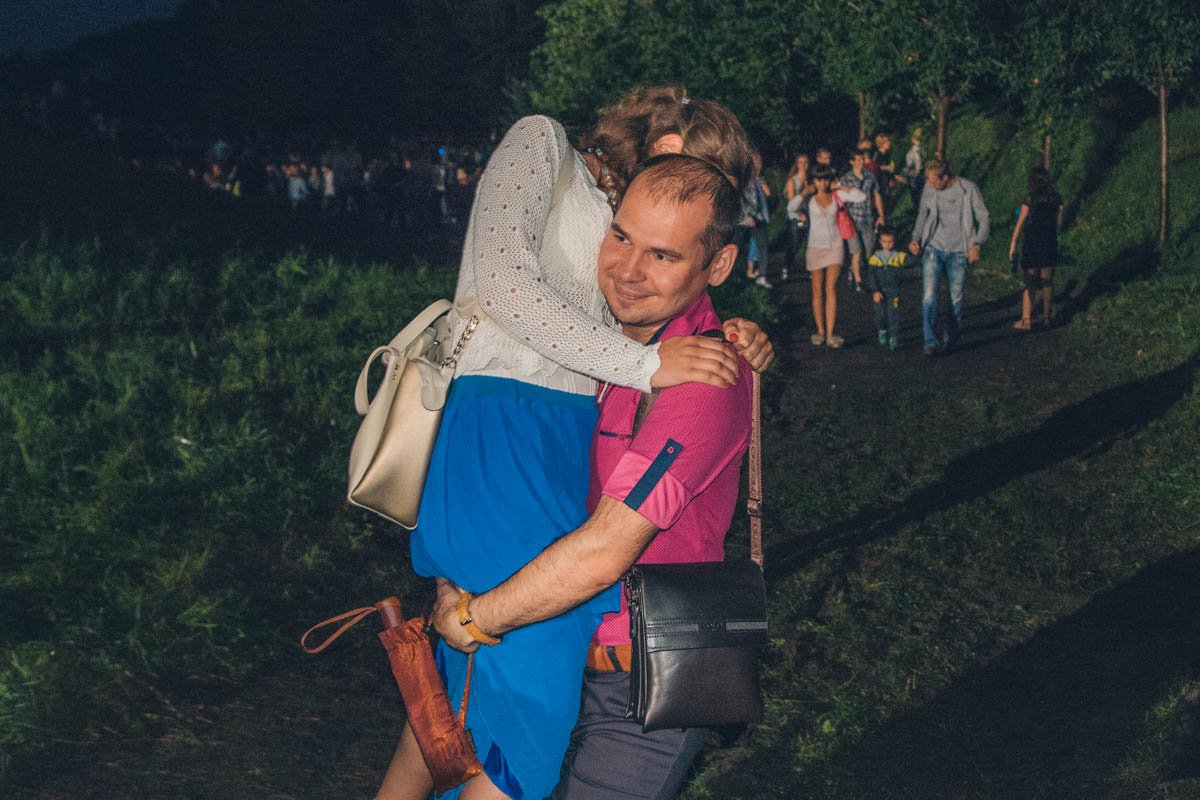 Некоторым девушкам повезло, их "рыцари" переносили через болото на сухую тропинку