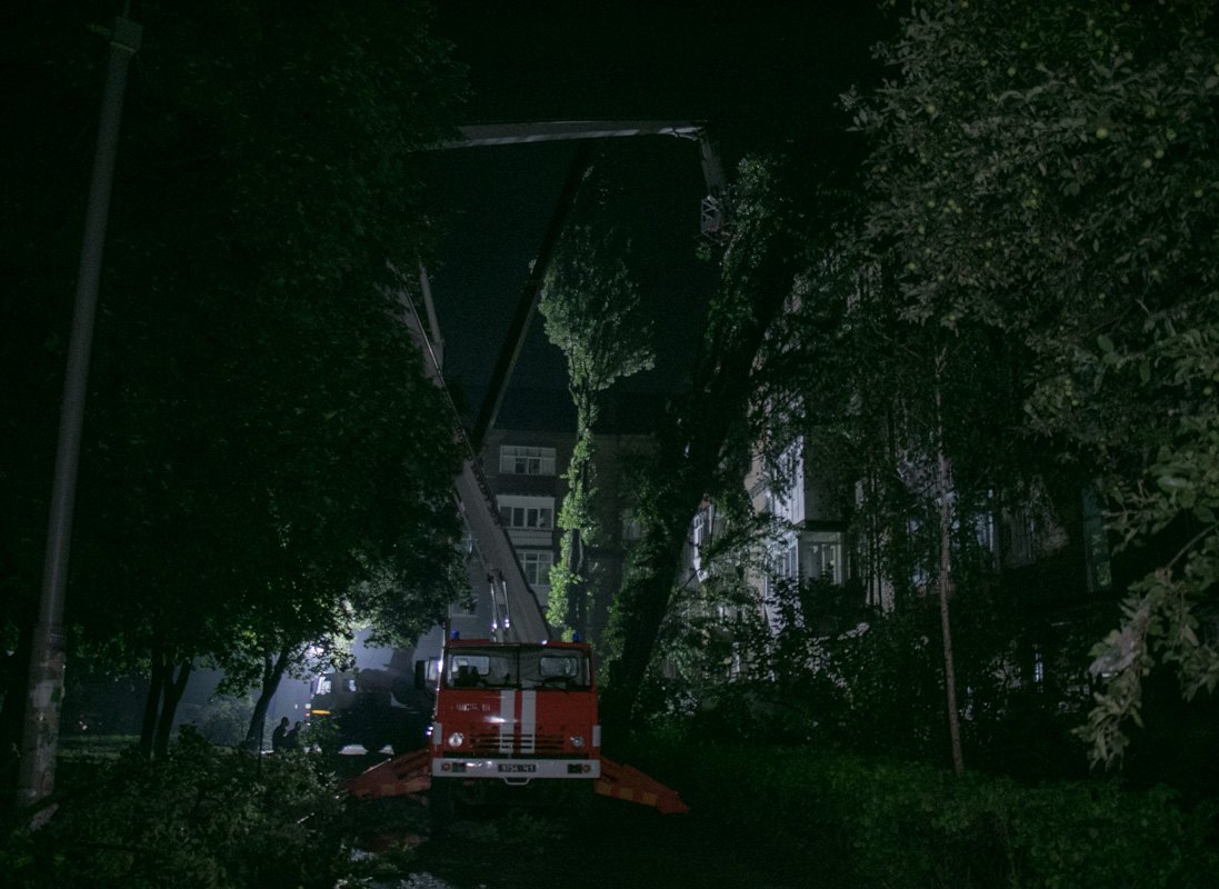 В Киеве по адресу улица Даниила Щербаковского, 32/38 дерево упало на пятиэтажный жилой дом