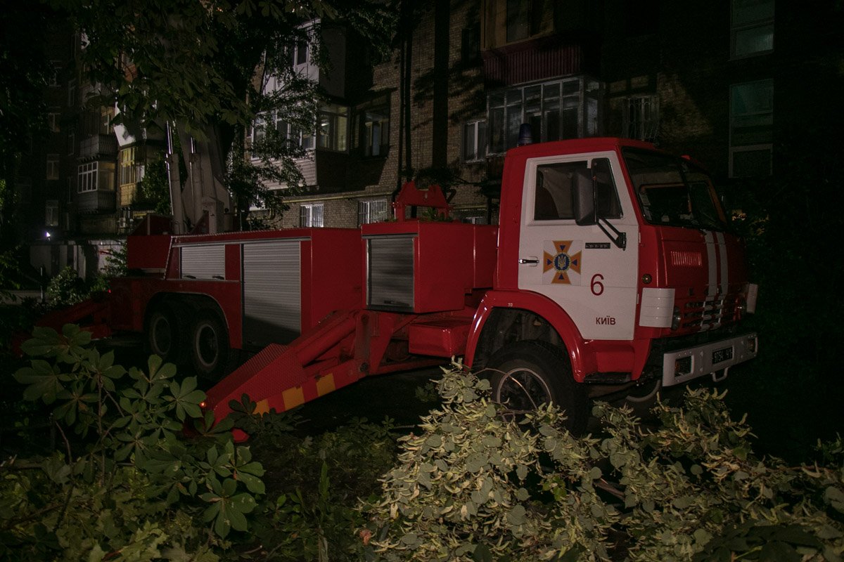 Спустя шесть часов после вызова служб работы по ликвидации последствий непогоды еще продолжались