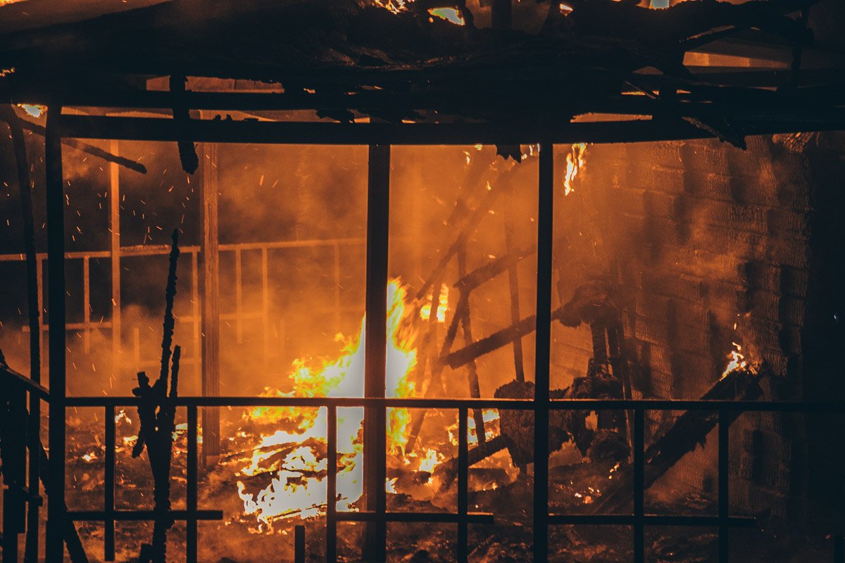 Пожар начался около 02:00