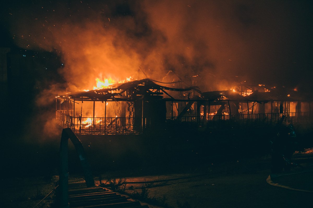 На момент приезда пожарных, огонь полностью охватил баржу