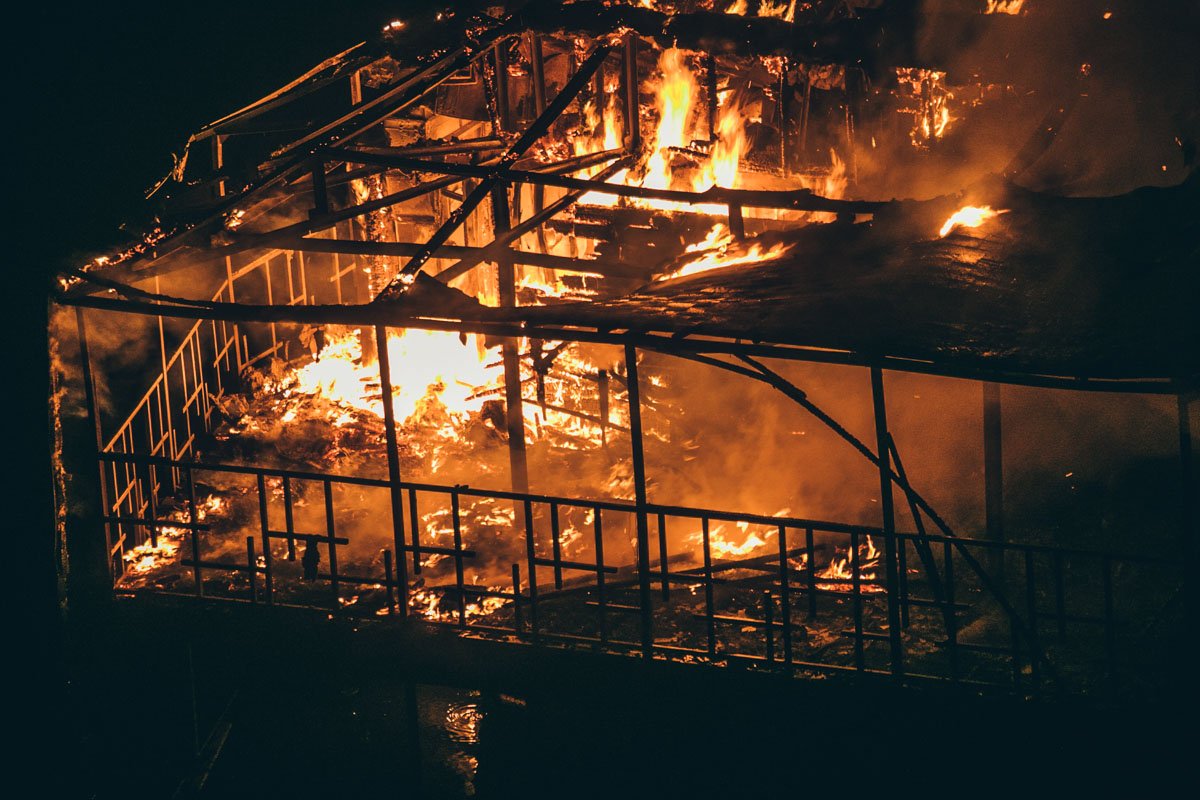 Местные жители рассказали, что это не первый случай. Она уже горела ранее, несколько лет назад