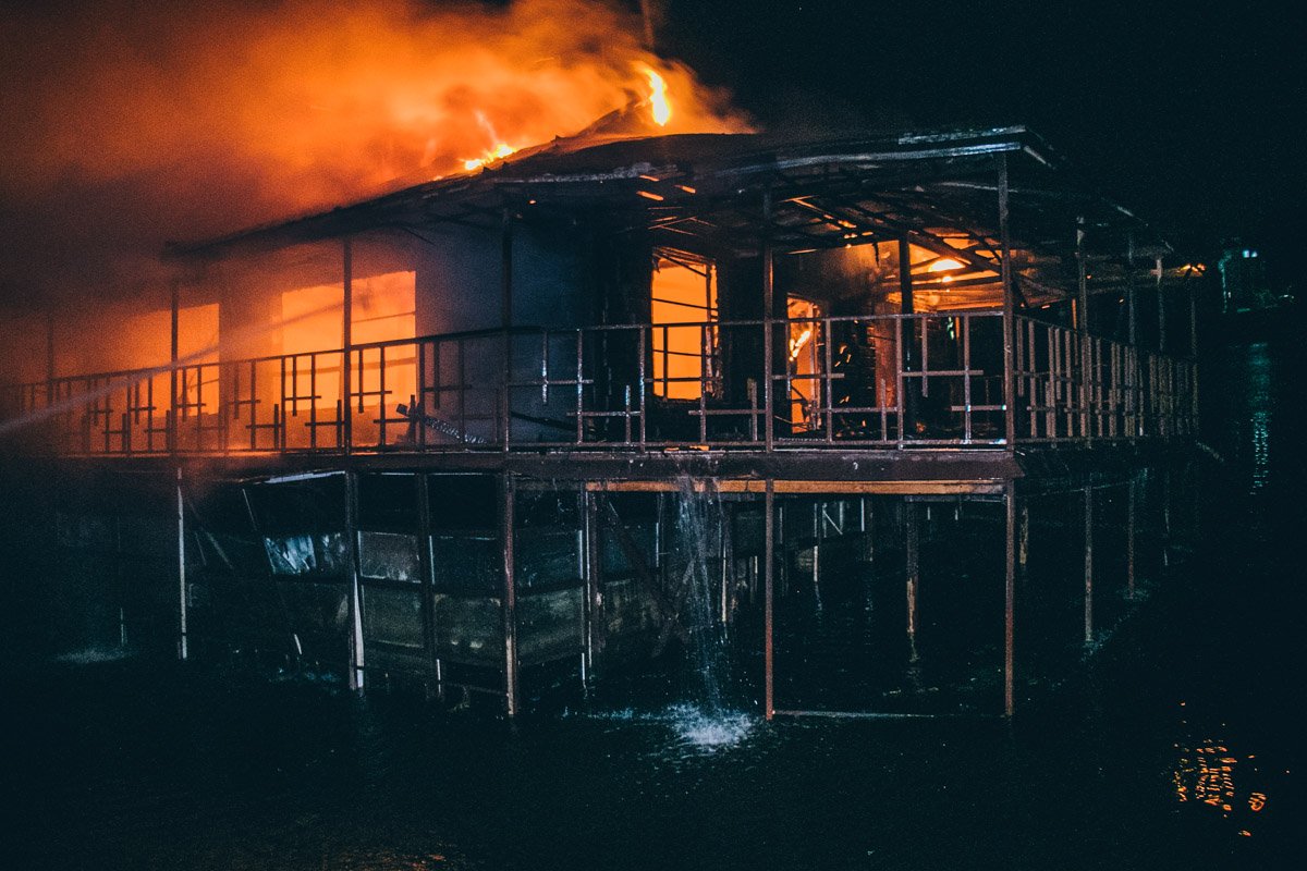 На момент пожара на барже никого не было, обошлось без пострадавших