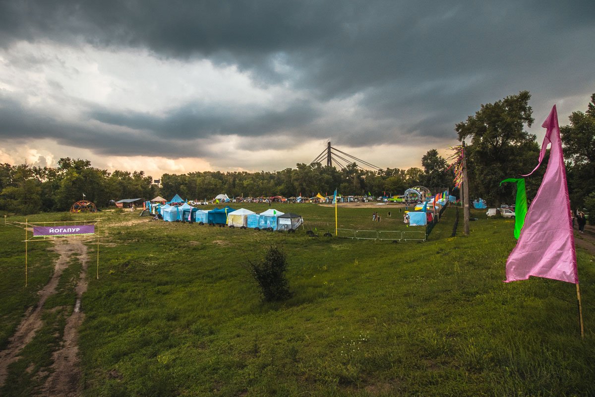Несмотря на непогоду первый день крупнейшего в Европе фестиваля запомнился только радостными эмоциями