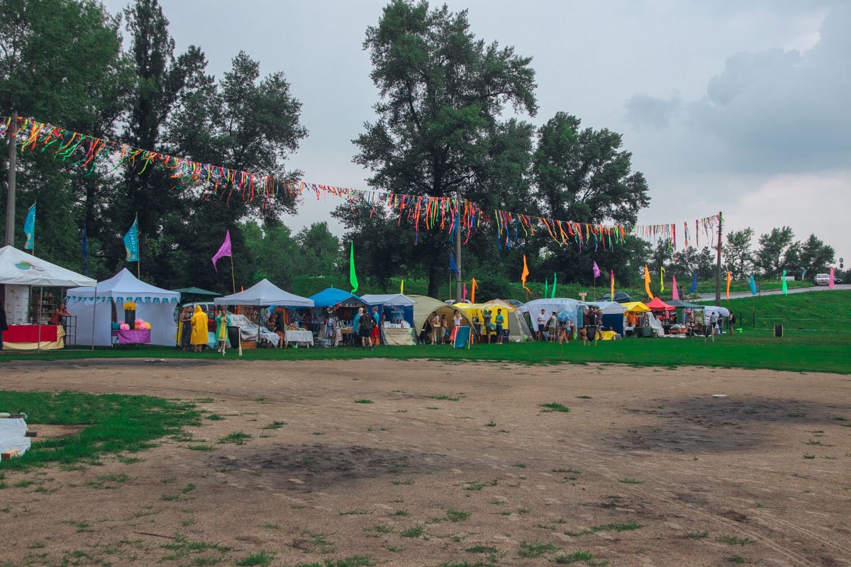 Территорию украшали яркие ленточки и красочные флаги, что прибавляло радости 