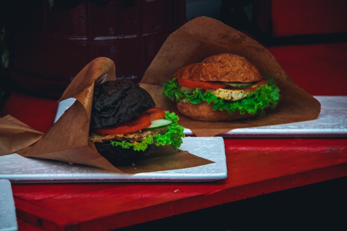 Проголодавшимся можно было подкрепиться на veg-фудкорте