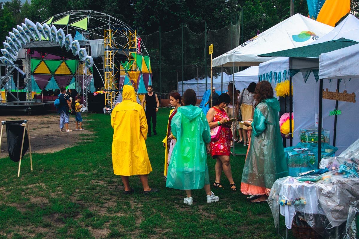 Дождь не остановил настоящих ценителей йоги 