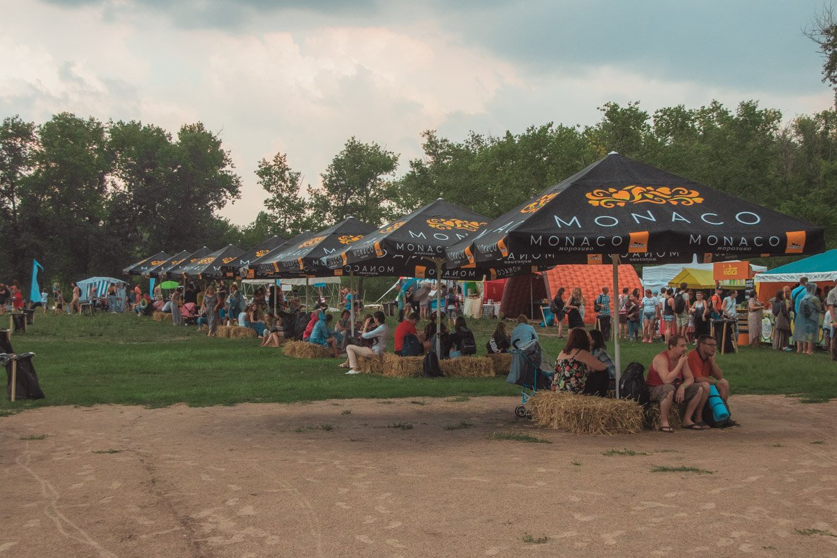 Посетители могли побывать на творческих и музыкальных мастер-классах, beauty зоне, просто расслабиться в лаунж-зоне