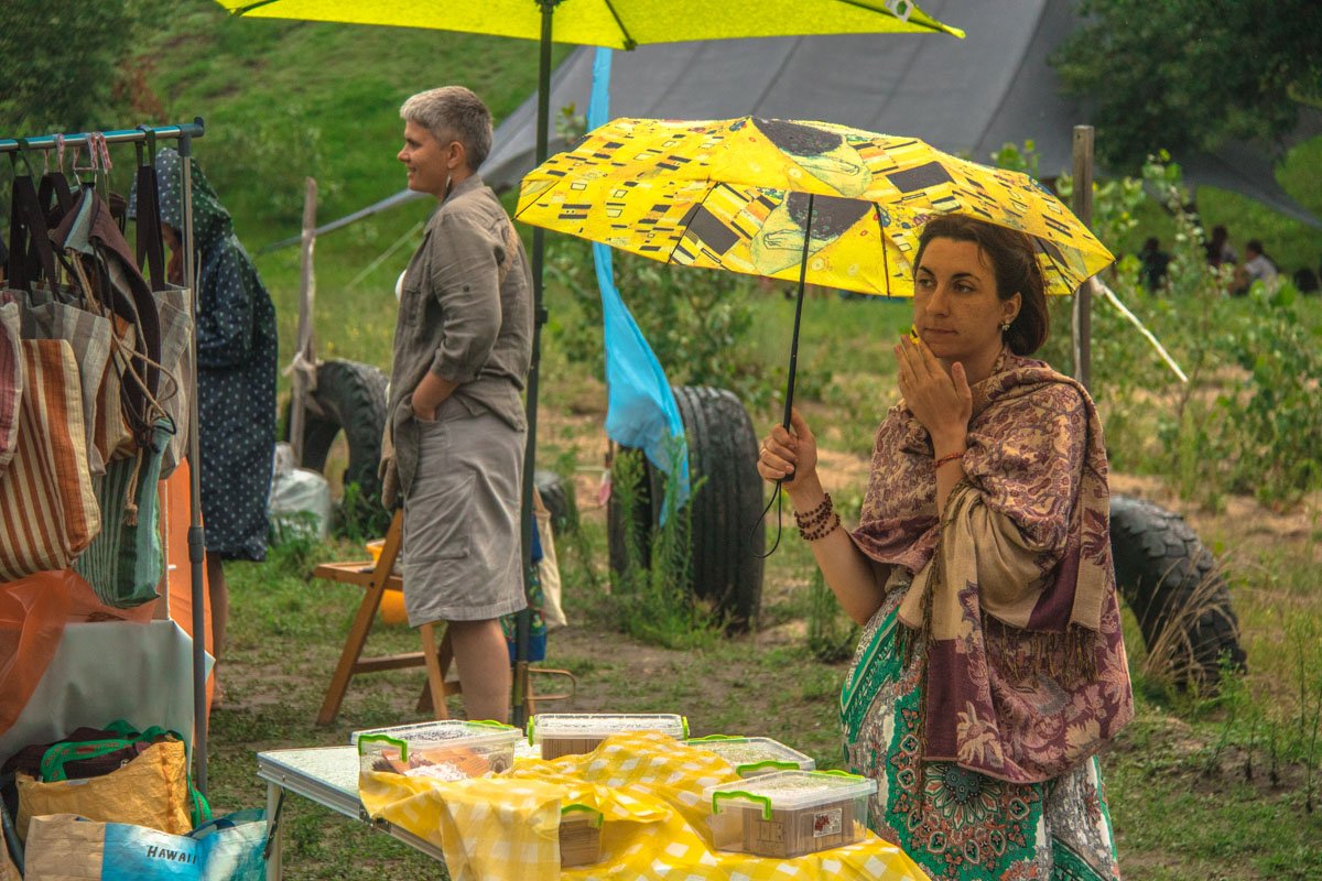 Также на фесте обустроили площадку подарков, где люди дарили друг другу всякие мелочи, чем поднимали настроение