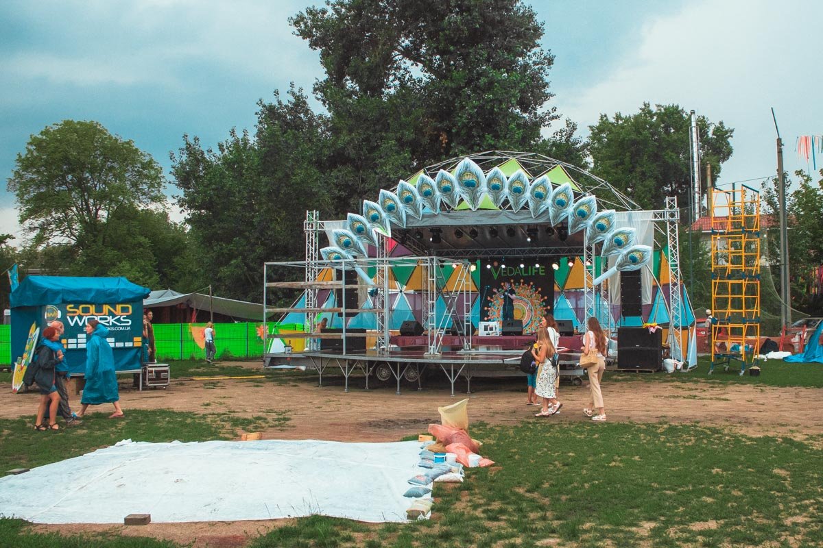 Со сцены гостей фестиваля развлекали популярные исполнители, такие как Jiv Jago