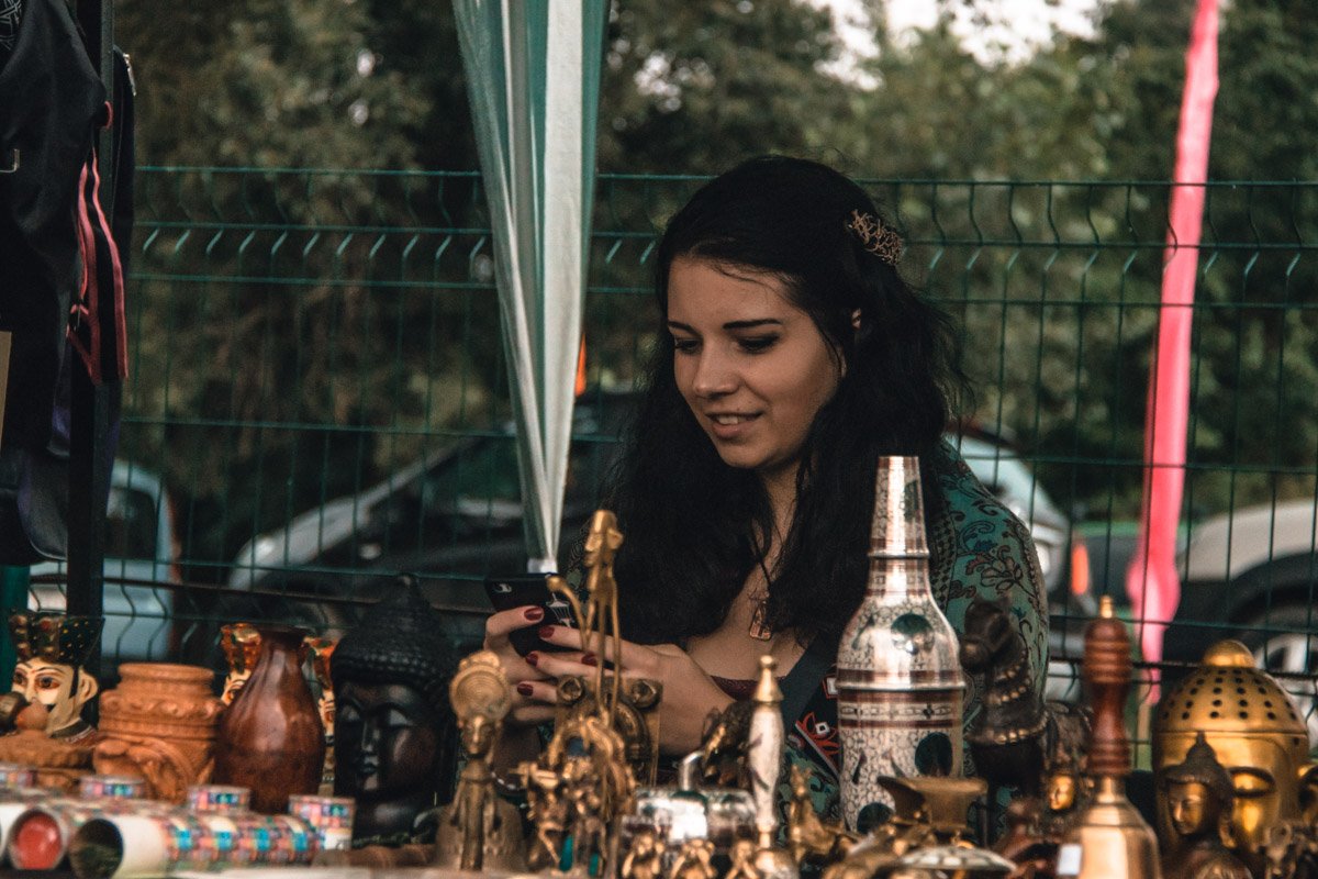 На территории транслировали сферическое кино, проводили мастер-классы и продавали сувениры на память