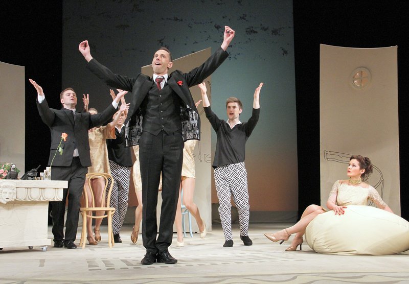 В спектакле легко и смешно поднимается тема о политике