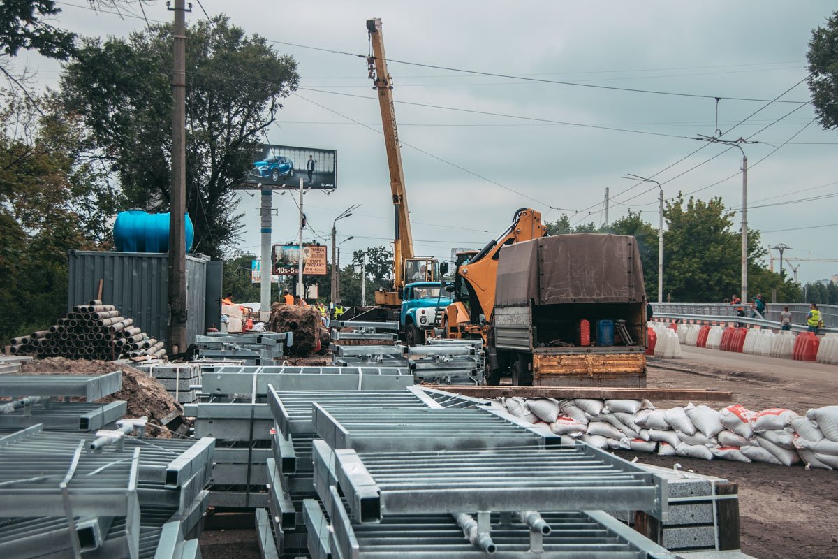 Коммунальщики пытаются устранить вчерашние разрушения путепровода