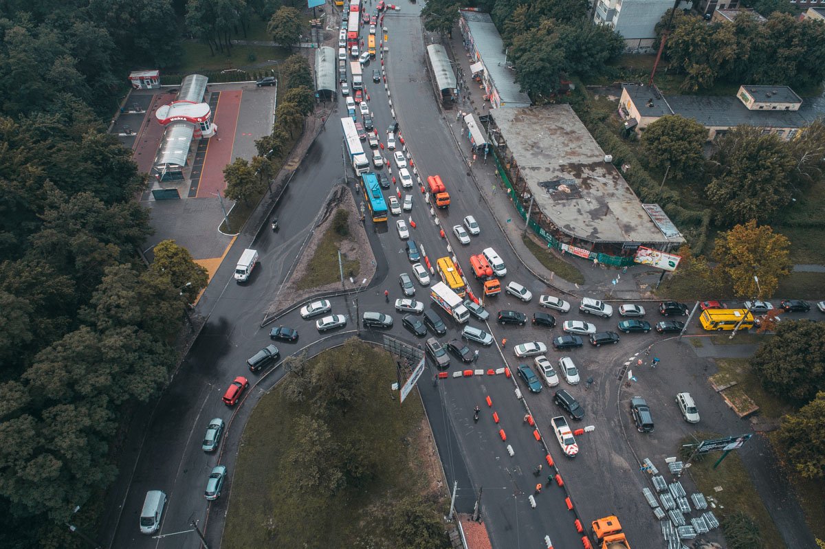 Движение транспорта по улице Телиги под мостом на Дорогожичах восстановили в сторону центра