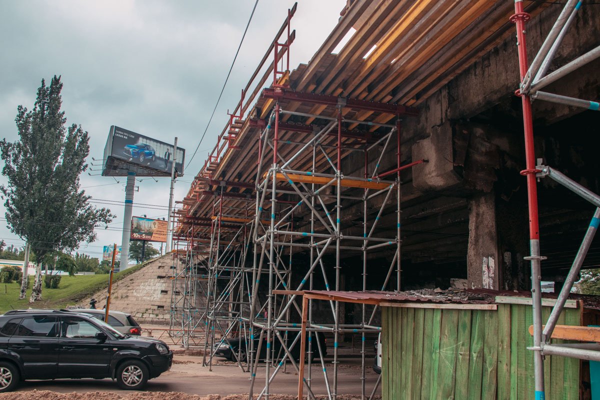 Под мостом освободили по одной полосе движения