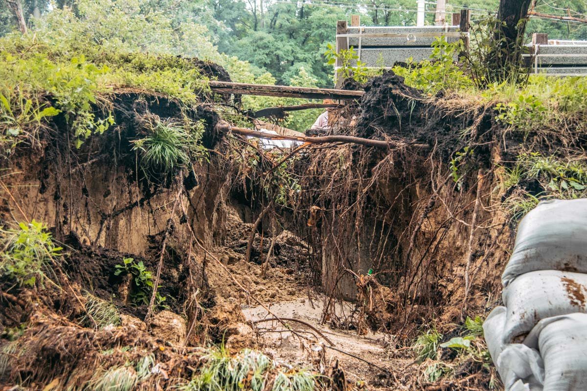 Размыло потоками воды 