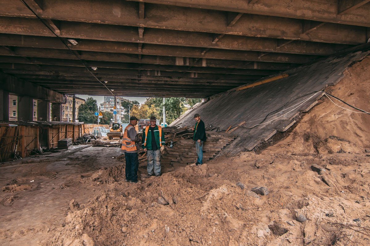 Под путепроводом разобрали всю плитку, которую смыло 