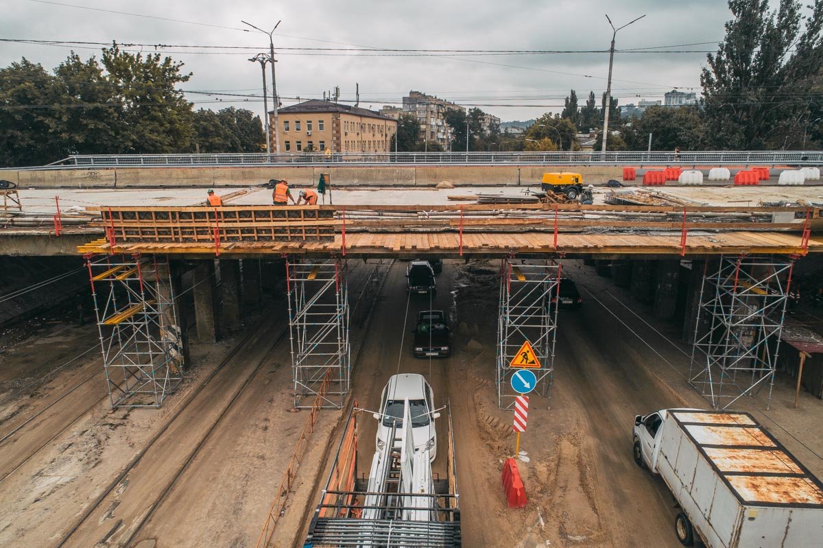 Освободили проезд под путепроводом