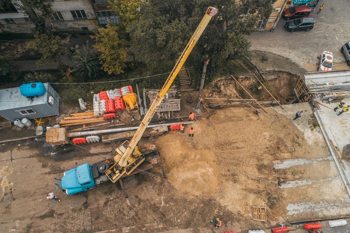 Из-за ливня под мостом образовался огромный котлован 