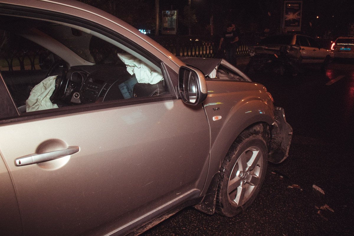 Mitsubishi Outlander догнал немца и разбил обе машины Mitsubishi Outlander догнал "немца" и разбил обе машины