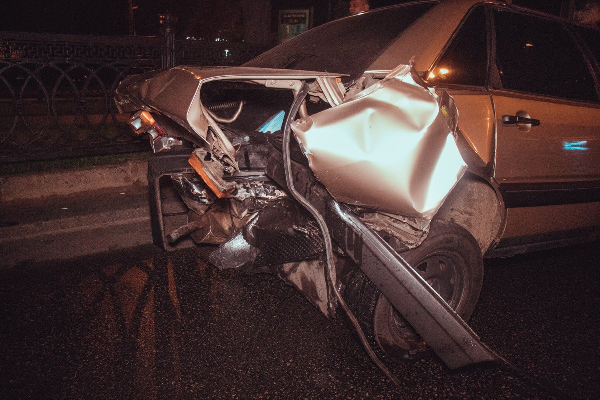 У Audi смят багажник прямо до заднего сиденья У Audi смят багажник прямо до заднего сиденья