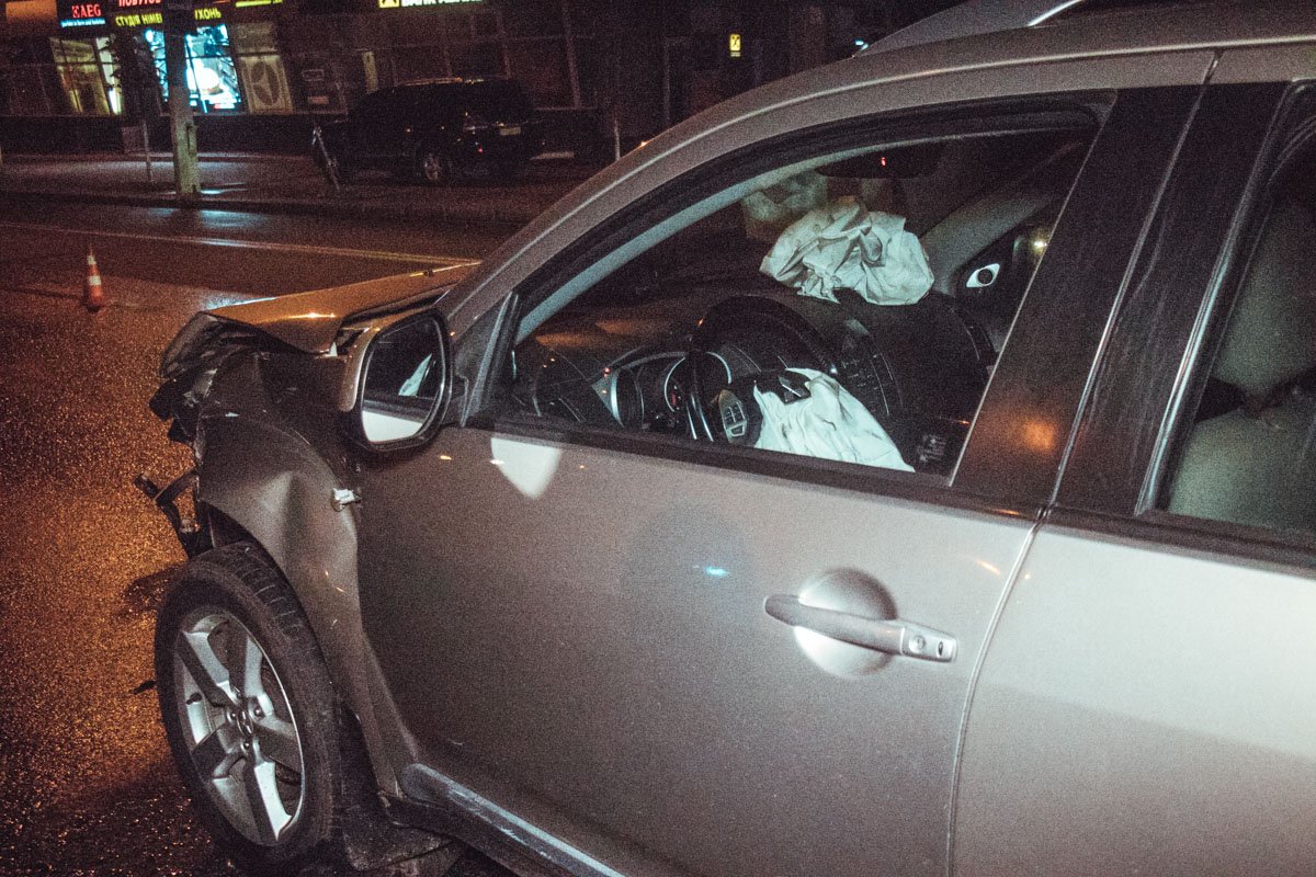 В Mitsubishi сработали подушки безопасности, травмирована женщина пассажир В Mitsubishi сработали подушки безопасности, травмирована женщина пассажир