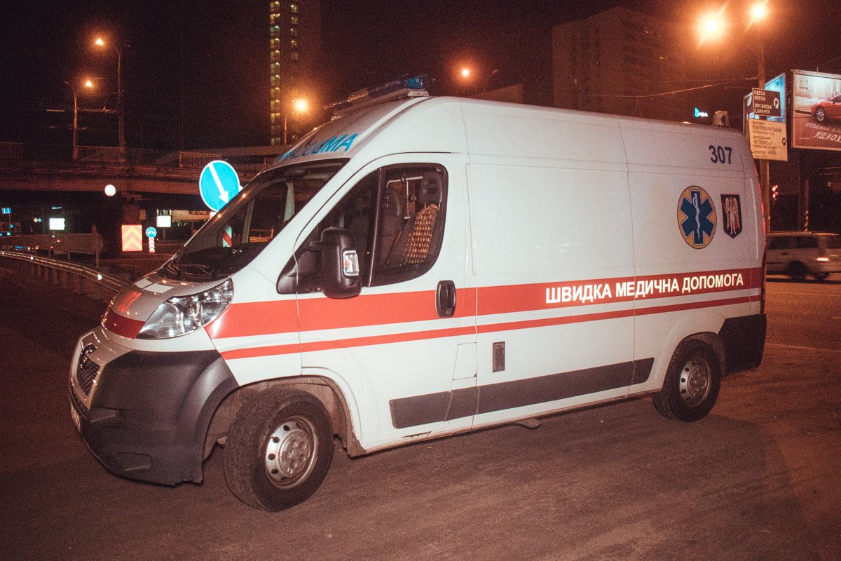 Пассажиров каждой из машин осматривали врачи скорой помощи Пассажиров каждой из машин осматривали врачи скорой помощи